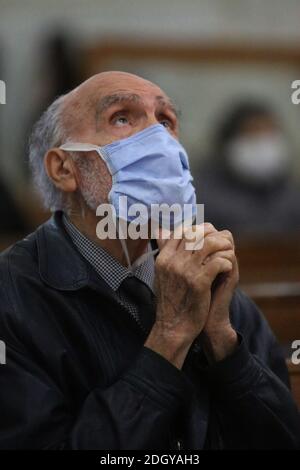 Alger, Algérie. 09e décembre 2020. Un homme prie pendant les funérailles de feu l'archevêque franco-algérien Henri Teissier à la Cathédrale notre Dame d'Afrique. Teissier est décédé à Lyon à l'âge de 91 ans à la suite d'un accident vasculaire cérébral. Credit: Farouk Batiche/dpa/Alay Live News Banque D'Images