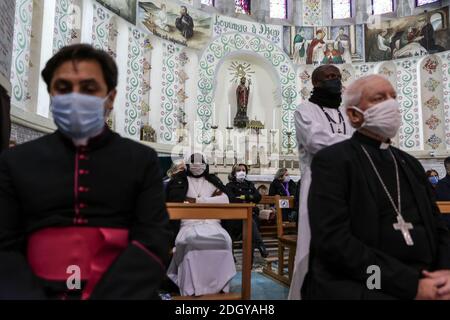 Alger, Algérie. 09e décembre 2020. Les ecclésiastiques assistent aux funérailles de feu l'archevêque franco-algérien Henri Teissier à la cathédrale notre-Dame d'Afrique. Teissier est décédé à Lyon à l'âge de 91 ans à la suite d'un accident vasculaire cérébral. Credit: Farouk Batiche/dpa/Alay Live News Banque D'Images