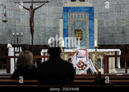 Alger, Algérie. 09e décembre 2020. Les gens assistent aux funérailles de feu l'archevêque franco-algérien Henri Teissier à la cathédrale notre-Dame d'Afrique. Teissier est décédé à Lyon à l'âge de 91 ans à la suite d'un accident vasculaire cérébral. Credit: Farouk Batiche/dpa/Alay Live News Banque D'Images