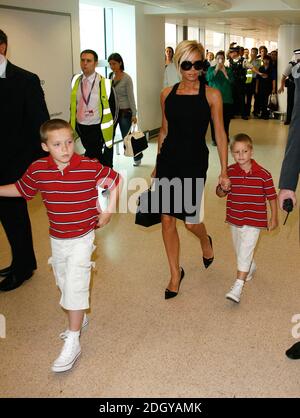 Victoria Beckham en photo avec ses fils Brooklyn et Roméo à Heathrow alors qu'elle part pour Los Angeles pour voir son mari rejoindre l'équipe DE football LA Galaxy. Banque D'Images