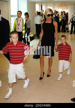 Victoria Beckham en photo avec ses fils Brooklyn et Roméo à Heathrow alors qu'elle part pour Los Angeles pour voir son mari rejoindre l'équipe DE football LA Galaxy. Banque D'Images