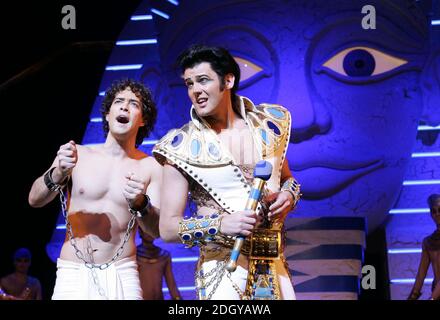 Lee Mead (vainqueur du spectacle de talents de la BBC, 'n'importe quel rêve va faire') a la vedette de Joseph avec Dean Collinson (à droite) comme le Pharaohin la nouvelle production de Joseph et l'incroyable Dreamcoat Technicolor au Adelphi Theatre dans le centre de Londres. Banque D'Images