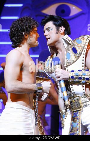 Lee Mead (vainqueur du spectacle de talents de la BBC, 'n'importe quel rêve va faire') a la vedette de Joseph avec Dean Collinson (à droite) comme le Pharaohin la nouvelle production de Joseph et l'incroyable Dreamcoat Technicolor au Adelphi Theatre dans le centre de Londres. Banque D'Images