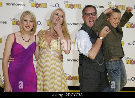 Nancy Sorrell, Vic Reeves et la famille arrivent pour la première britannique du film de Simpson au vue Cinema, le 02 Arena, Greenwich, Londres. Banque D'Images