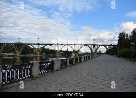 Pont sur la rivière Dnipro Banque D'Images