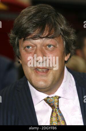 Stephen Fry arrive à la première britannique du Bourne Ultimatum, Odeon Cinema, Leicester Square, Londres. Banque D'Images
