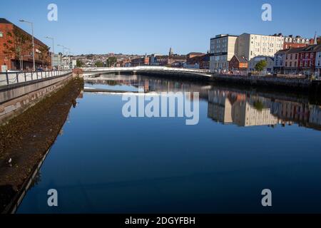 Vue sur une rivière Lee depuis le pont Michael Collins À Cork Banque D'Images