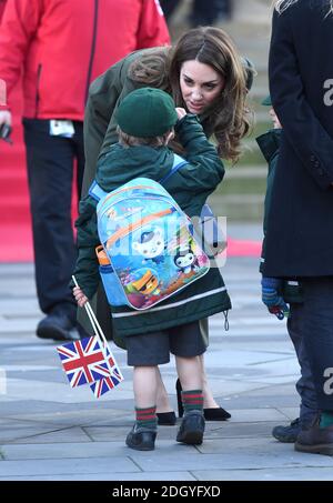 La duchesse de Cambridge rencontre des membres du public sur la place du Centenaire, à Bradford, à l'extérieur de l'hôtel de ville. Le crédit photo devrait se lire comme suit : Doug Peters/EMPICS Banque D'Images