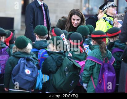 La duchesse de Cambridge rencontre des membres du public sur la place du Centenaire, à Bradford, à l'extérieur de l'hôtel de ville. Le crédit photo devrait se lire comme suit : Doug Peters/EMPICS Banque D'Images