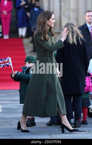 La duchesse de Cambridge rencontre des membres du public sur la place du Centenaire, à Bradford, à l'extérieur de l'hôtel de ville. Le crédit photo devrait se lire comme suit : Doug Peters/EMPICS Banque D'Images