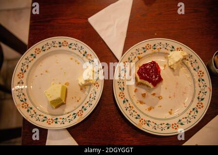 Deux demi-morceaux de gâteau mangés sur deux assiettes Banque D'Images