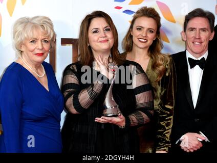 (De gauche à droite ) Alison Steadman, Ruth Jones, Laura Aikman et Rob Brydon avec le prix impact dans la salle de presse aux National Television Awards 2020 qui se tiennent à l'O2 Arena, Londres. Le crédit photo devrait se lire comme suit : Doug Peters/EMPICS Banque D'Images