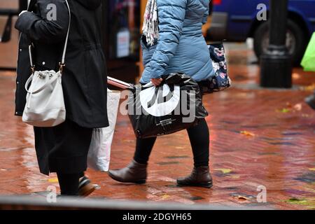 Scènes autour de Broad Street, Reading, Berkshire, le lendemain de la fin de Lockdown 2, jeudi 3 décembre 2020. Banque D'Images