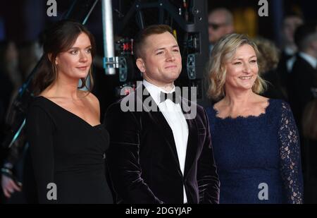 Emily Thomas, Taron Egerton et Christine Egerton ont assisté au 73e British Academy film Awards qui s'est tenu au Royal Albert Hall, à Londres. Le crédit photo devrait se lire comme suit : Doug Peters/EMPICS Entertainment Banque D'Images