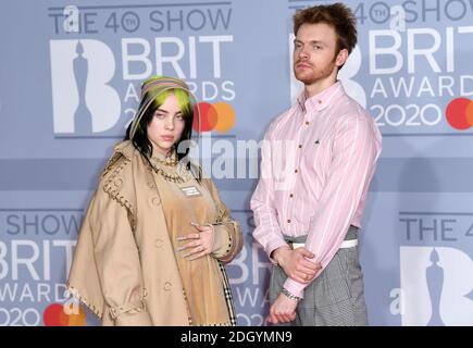 Billie Eilish et son frère Finneas O'Connell arrivent pour les Brit Awards 2020 à l'O2 Arena, Londres. Le crédit photo devrait se lire comme suit : Doug Peters/EMPICS Banque D'Images