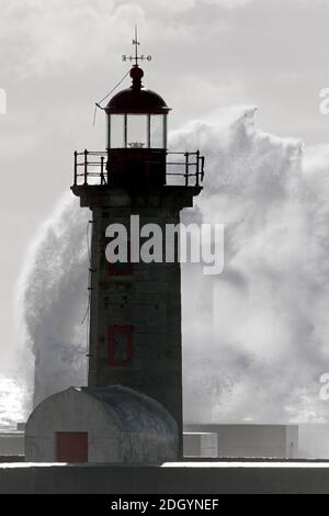 Ancien phare rétroéclairé et nouveau phare de la rivière Douro bouche pendant la tempête Banque D'Images