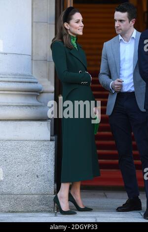 Le duc et la duchesse de Cambridge rencontrent Leo Varadkar, Taoiseach d'Irlande, et son partenaire Matt Barrett aux bâtiments gouvernementaux de Dublin, au cours de leur visite de trois jours en République d'Irlande. Le crédit photo devrait se lire comme suit : Doug Peters/EMPICS Banque D'Images