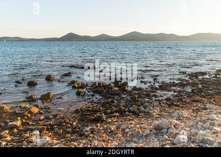 Vue sur l'île de Pašman, depuis la côte dalmate dans la municipalité de Biograd na Moru, en Croatie, sur la mer Adriatique. Banque D'Images