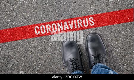 Ligne rouge sur l'asphalte - coronavirus Banque D'Images