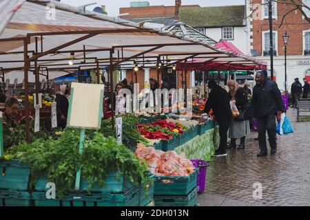 Les gens magasinent dans la cale de fruits et légumes du Bedford Market, dans le Bedfordshire, au Royaume-Uni Banque D'Images