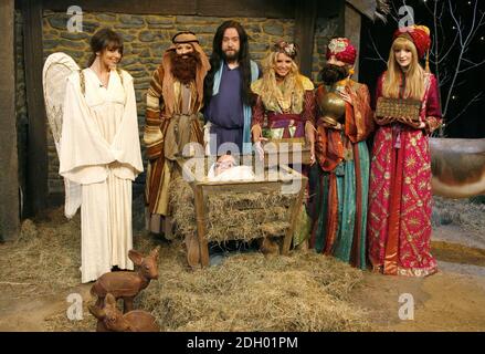 Les filles sont à voix haute avec Justin Lee Collins et Alan Carr pendant le tournage d'une pièce de nativité pour le Friday Night Project Christmas Special Show (TX: Channel 4, 21 décembre 2007 @ 22:00) aux London Studios, Londres. Banque D'Images