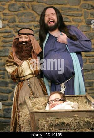 Kimberley Walsh de Gird Aloud, Justin Lee Collins et Alan Carr pendant le tournage d'une pièce de nativité pour le Friday Night Project Christmas Special Show (TX: Channel 4, 21 décembre 2007 @ 22:00) aux London Studios, Londres. Banque D'Images