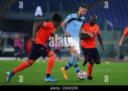 Sergej Milinkovic Savic du Latium (C) vies pour la balle Avec Simon Deli (L) et Eder Balanta (R) du Club Brugge pendant l'U / LM Banque D'Images