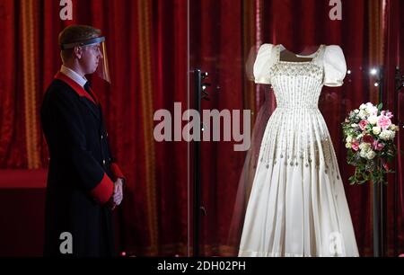 HRH la robe de mariée de la princesse Beatrice de Yorkn, portée pour la première fois par sa Majesté la reine dans les années 1960, sera exposée au château de Windsor à partir du jeudi 24 septembre 2020. L'exposition peut être vue dans les salles semi-États, qui s'ouvrent au public pour leur ouverture annuelle d'hiver à partir de jeudi. La robe a été conçue par le célèbre couturier britannique Sir Norman Hartnell et prêtée à son Altesse Royale par sa Majesté la Reine. Le crédit photo devrait se lire comme suit : Doug Peters/EMPICS Banque D'Images