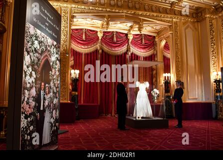 HRH la robe de mariée de la princesse Beatrice de Yorkn, portée pour la première fois par sa Majesté la reine dans les années 1960, sera exposée au château de Windsor à partir du jeudi 24 septembre 2020. L'exposition peut être vue dans les salles semi-États, qui s'ouvrent au public pour leur ouverture annuelle d'hiver à partir de jeudi. La robe a été conçue par le célèbre couturier britannique Sir Norman Hartnell et prêtée à son Altesse Royale par sa Majesté la Reine. Le crédit photo devrait se lire comme suit : Doug Peters/EMPICS Banque D'Images