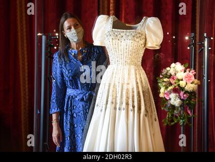 HRH la robe de mariée de la princesse Beatrice de Yorkn, portée pour la première fois par sa Majesté la reine dans les années 1960, sera exposée au château de Windsor à partir du jeudi 24 septembre 2020. L'exposition peut être vue dans les salles semi-États, qui s'ouvrent au public pour leur ouverture annuelle d'hiver à partir de jeudi. La robe a été conçue par le célèbre couturier britannique Sir Norman Hartnell et prêtée à son Altesse Royale par sa Majesté la Reine. Le crédit photo devrait se lire comme suit : Doug Peters/EMPICS Banque D'Images