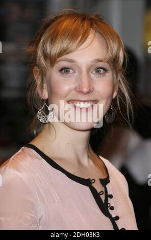 Hattie Morahan arrive pour la première mondiale de la Bank Job, à l'Odeon West End de Leicester Square, dans le centre de Londres. Banque D'Images