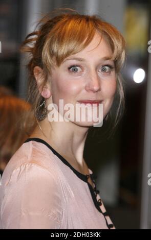 Hattie Morahan arrive pour la première mondiale de la Bank Job, à l'Odeon West End de Leicester Square, dans le centre de Londres. Banque D'Images