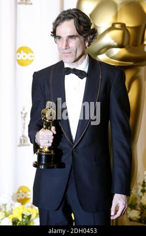 Daniel Day Lewis et le prix pour le meilleur acteur reçu pour y avoir du sang à la 80e Academy Awards (Oscars) au Kodak Theatre, Los Angeles. Banque D'Images