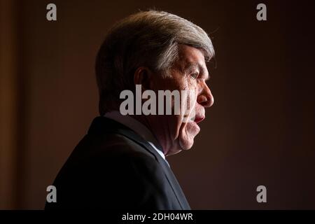 Le sénateur des États-Unis Roy Blunt (républicain du Missouri) s'adresse aux médias après le déjeuner hebdomadaire du sénat des Républicains au Capitole des États-Unis à Washington, DC, USA, 08 décembre 2020. Crédit : Jim LoScalzo/Pool via CNP/MediaPunch Banque D'Images