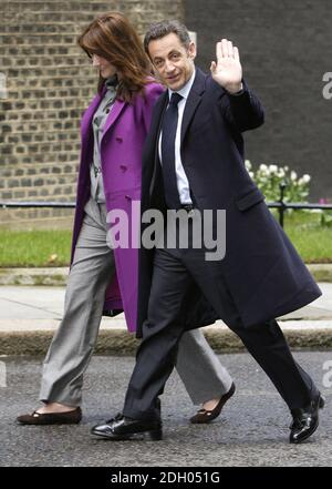 Le président français Nicolas Sarkozy et sa femme Carla Bruni-Sarkozy arrivent au 10 Downing Street à Londres. Banque D'Images