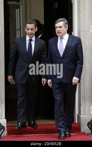 Le président français Nicolas Sarkozy et le Premier ministre Gordon Brown quittent le 10 Downing Street à Londres. Banque D'Images