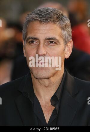 George Clooney arrive pour la première européenne de Leatherheads à l'Odeon Leicester Square, Londres Banque D'Images