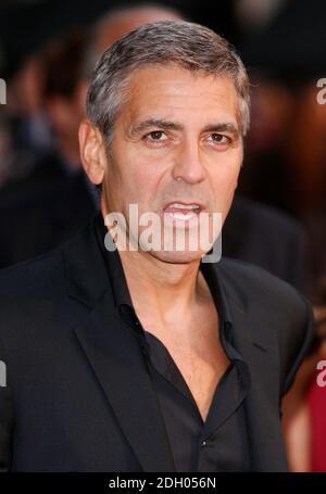 George Clooney arrive pour la première européenne de Leatherheads à l'Odeon Leicester Square, Londres Banque D'Images