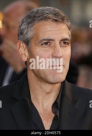 George Clooney arrive pour la première européenne de Leatherheads à l'Odeon Leicester Square, Londres Banque D'Images