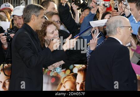 George Clooney arrive pour la première européenne de Leatherheads à l'Odeon Leicester Square, Londres Banque D'Images
