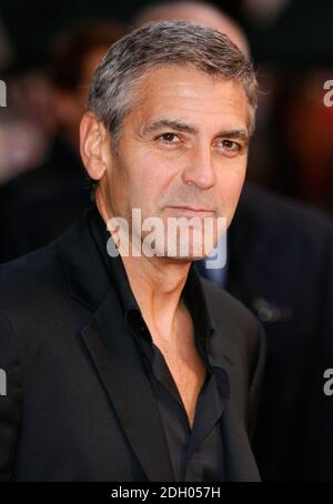 George Clooney arrive pour la première européenne de Leatherheads à l'Odeon Leicester Square, Londres Banque D'Images