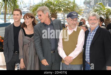 Shia Leboeuf, Karen Allen, Harrison Ford, Steven Spielberg et George Lucas assistent au photocall de l'Indiana Jones et du Royaume du crâne de cristal au Palais de Festival de Cannes. Partie du 61ème Festival de Cannes. Banque D'Images