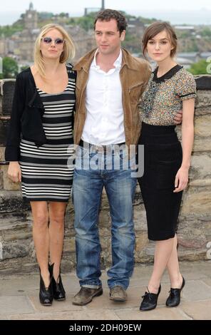 Sienna Miller, Matthew Rhys et Keira Knightley assistent à la séance photo The Edge of Love au Western défenses, au château d'Édimbourg, lors du Festival international du film d'Édimbourg. Banque D'Images