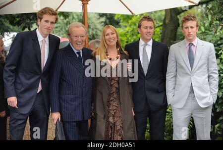 Sir David Frost et sa famille arrivent au Summer Garden Party de Sir David Frost, à Carlyle Square, à l'ouest de Londres. Banque D'Images