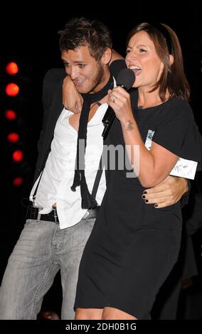 Stuart Pilkington prend Davina McCall comme il devient le neuvième Houseemate chassé de la Maison Big Brother 9, Elstree Studios, Borehamwood, Hertfordshire. Banque D'Images