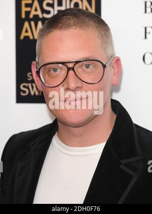 Giles Deacon arrive pour les British Fashion Awards 2008 au Royal Horticultural Hall, 80 Vincent Square, Londres Banque D'Images