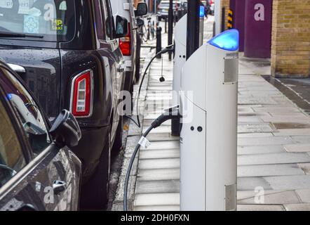 Londres, Royaume-Uni. 4 décembre 2020. Borne de recharge pour véhicules électriques dans le centre de Londres. Crédit : Vuk Valcic / Alamy Banque D'Images