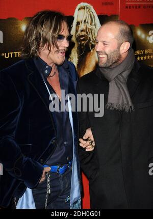 Mickey Rourke et Jason Statham arrivent à la première du Wrestler au Royaume-Uni qui s'est tenue au vue Cinema à Leicester Square, dans le centre de Londres. Banque D'Images