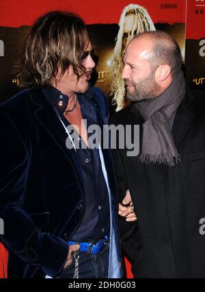 Mickey Rourke et Jason Statham arrivent à la première du Wrestler au Royaume-Uni qui s'est tenue au vue Cinema à Leicester Square, dans le centre de Londres. Banque D'Images