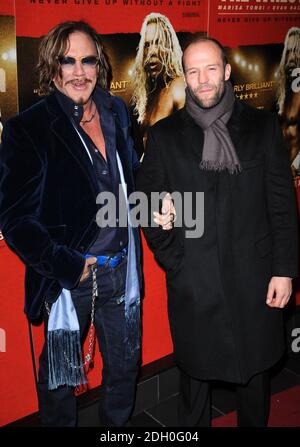 Mickey Rourke et Jason Statham arrivent à la première du Wrestler au Royaume-Uni qui s'est tenue au vue Cinema à Leicester Square, dans le centre de Londres. Banque D'Images